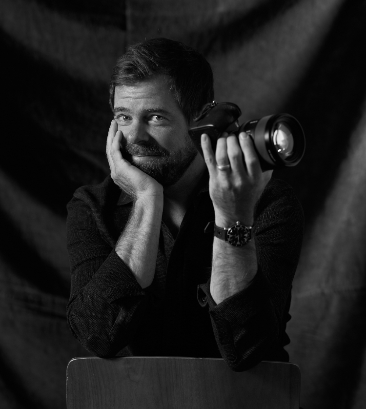 Andy Mann posing with a camera